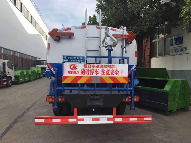 多功能灑水車——護(hù)欄清洗車3