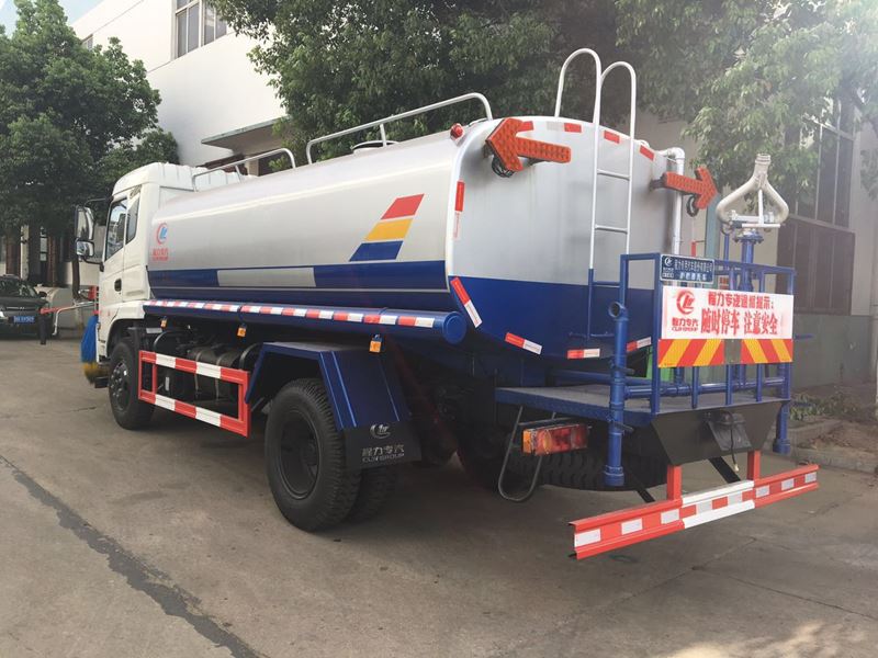 多功能灑水車——護(hù)欄清洗車4