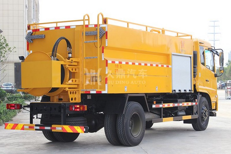 多功能灑水車——東風天錦清洗灑水車3