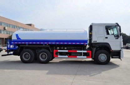 重汽豪沃18方綠化灑水車(chē)廠家價(jià)格3