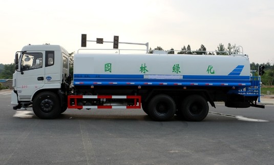 20噸灑水車報(bào)價(jià)表_東風(fēng)專底后雙橋20噸綠化灑水車廠家價(jià)格2