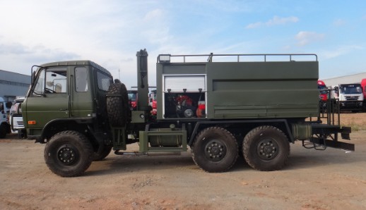 多功能灑水車(chē)_東風(fēng)六驅(qū)太陽(yáng)能光伏板清洗車(chē)4