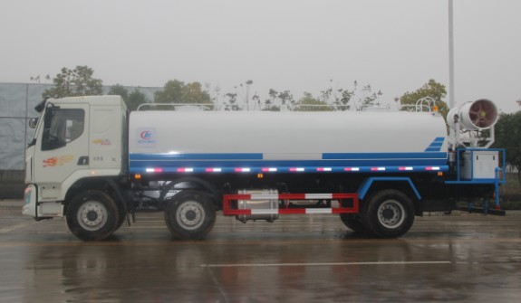 東風(fēng)柳汽小三軸18噸灑水車高清圖片 東風(fēng)柳汽小三軸18噸灑水車高清圖片