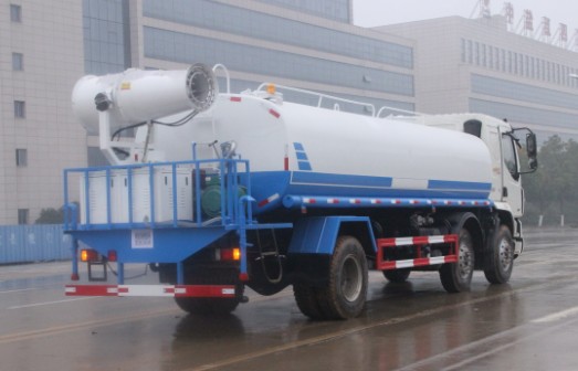 東風(fēng)柳汽小三軸18噸灑水車高清圖片 東風(fēng)柳汽小三軸18噸灑水車高清圖片