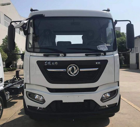 國(guó)六東風(fēng)天錦230馬力灑水車(chē)駕駛室圖片 國(guó)六東風(fēng)天錦230馬力灑水車(chē)駕駛室圖片