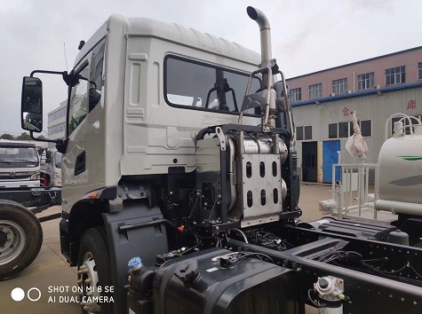 國(guó)六東風(fēng)天錦230馬力灑水車(chē)后掛排氣系統(tǒng)圖片 國(guó)六東風(fēng)天錦230馬力灑水車(chē)后掛排氣系統(tǒng)圖片