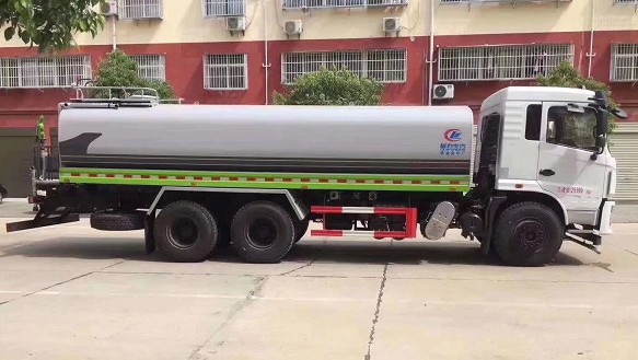 20方灑水車報(bào)價(jià)表_國(guó)六20方東風(fēng)專底D3S后雙橋綠化灑水車4