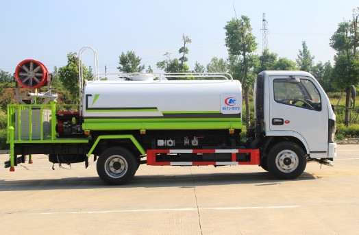 5噸灑水車型號(hào)及價(jià)格_國(guó)六5噸東風(fēng)多利卡帶霧炮灑水車廠家價(jià)格3
