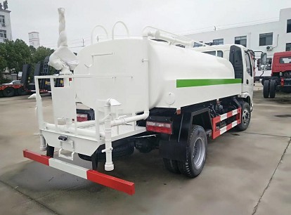 5方灑水車廠家_飛碟奧馳6方綠化灑水車廠家價格4