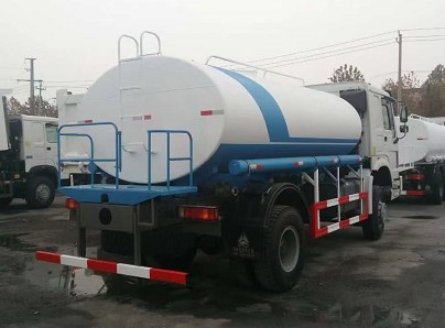 出口版4X4全驅動豪沃13方灑水車多方位圖片 出口版4X4全驅動豪沃13方灑水車多方位圖片