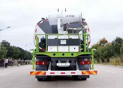 25方灑水車(chē)大約多少錢(qián)一臺(tái)呢_國(guó)六東風(fēng)專底D3V前四后八26方灑水車(chē)廠家價(jià)格4